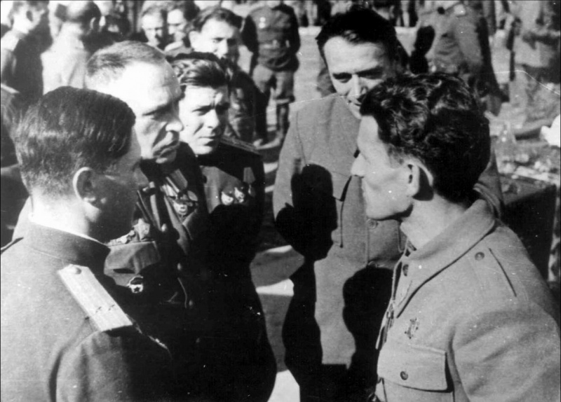 Командующий 4-го гвардейского механизированного корпуса генерал-лейтенант Жданов и командующий 1-й армейской группой генерал-лейтенант НОАЮ Пеко Дапчевич в освобожденном Белграде. Октябрь 1944 г.