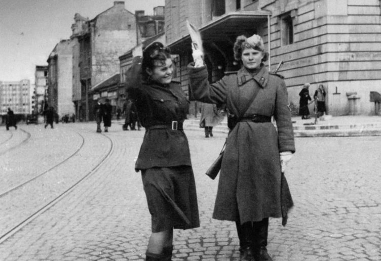 Советские девушки-регулировщицы в Белграде на площади Республики. Октябрь 1944 г.