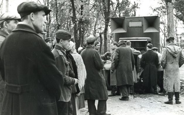 Горожане слушают сводку Совинформбюро из передвижной агитмашины. Октябрь 1943 г. 