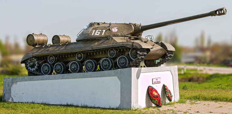 сл. Родионово-Несветайская. Памятник-танк ИС-3, установленный в честь танкистов-освободителей.