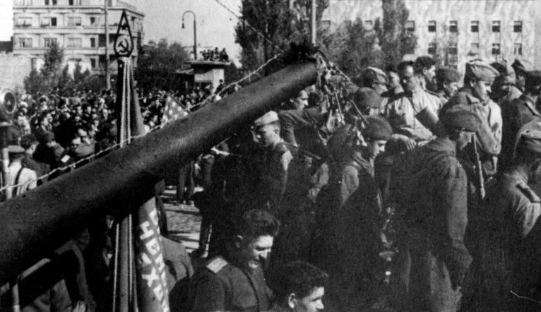 Похороны бойцов Красной Армии, погибших при освобождении Белграда. Октябрь 1944 г.