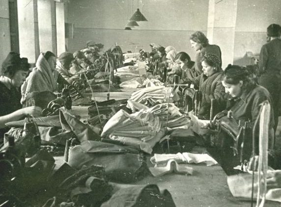 Начало работы восстановленной швейной фабрики. Декабрь 1943 г.