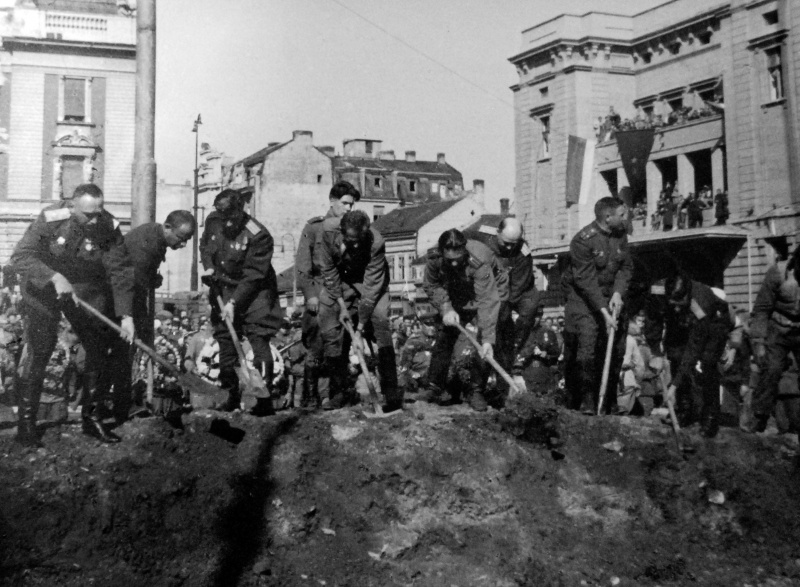 Похороны бойцов Красной Армии, погибших при освобождении Белграда. Октябрь 1944 г.