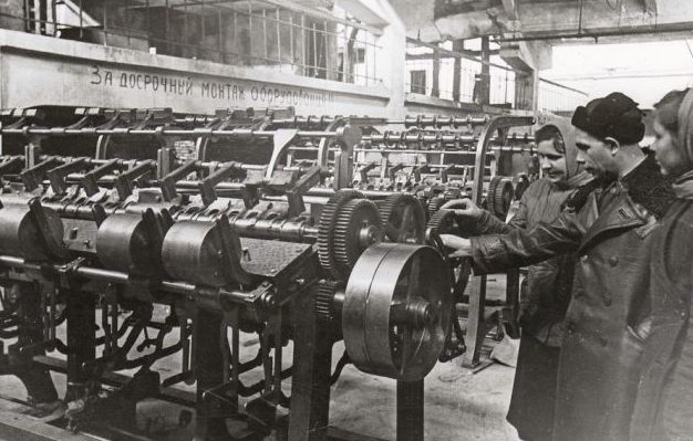 Монтаж оборудования на льнокомбинате. Март 1944 г. 