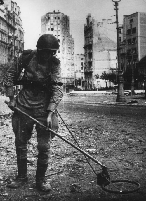 Советский сапер на площади Теразия. Белград, октябрь 1944 г.