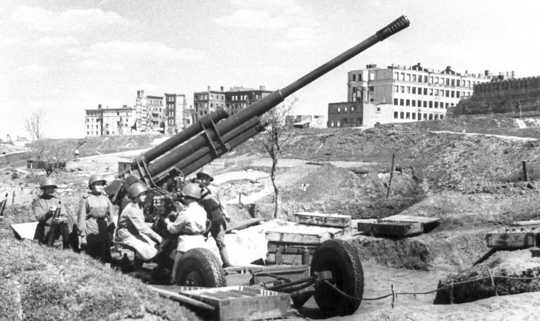 Советские зенитчики на Казанской горе. Май 1944 г. 