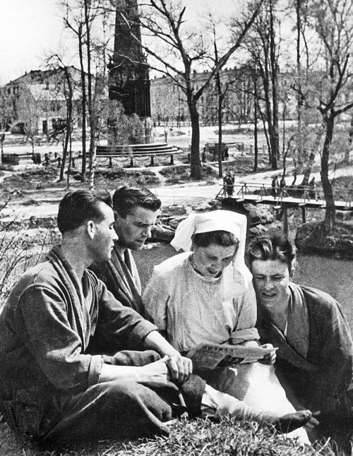 Красноармейцы из смоленского госпиталя на прогулке в городском парке под присмотром медсестры. Апрель 1944 г.