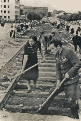 Восстановление трамвайных путей в Смоленске. Май 1944 г.