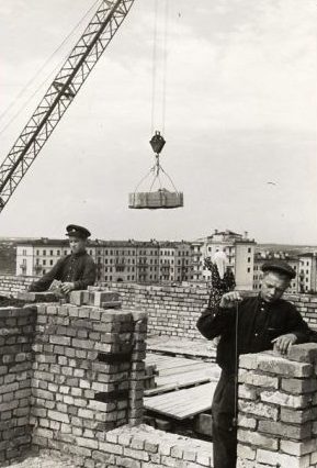 Восстановление зданий в городе. Лето 1944 г.