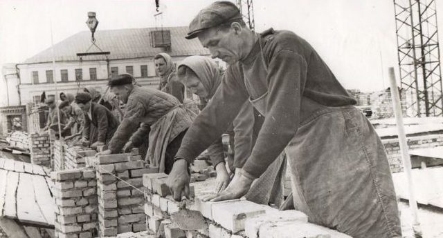 Восстановление зданий в городе. Лето 1944 г.