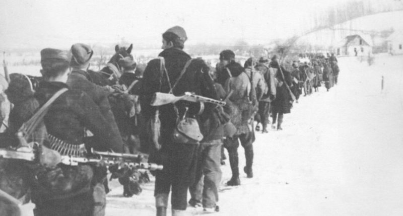 Партизаны 23-й сербской дивизии на марше под Брчко в Боснии и Герцеговине. Апрель 1945 г.