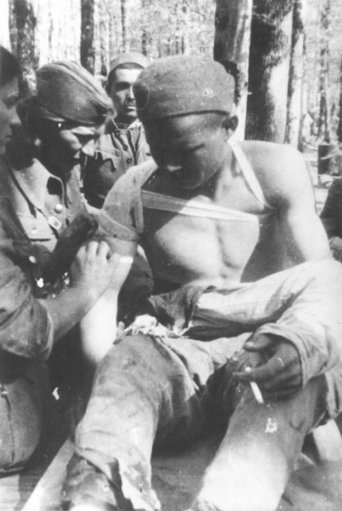 Перевязка раненого партизана. 1945 г.