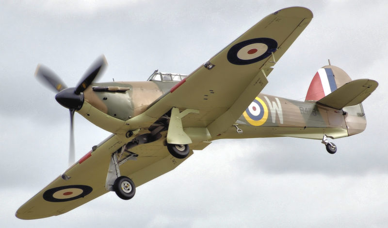 Истребитель «Hawker Hurricane Mk IIB» в небе.