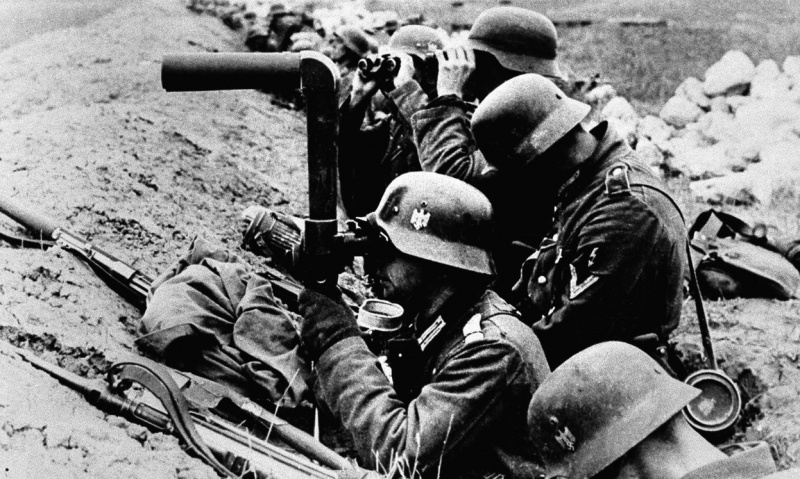 Немецкие солдаты в траншее на Перекопском перешейке. Октябрь 1941 г.
