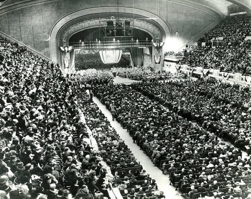 Рузвельт выступает с заключительной речью в предвыборной кампании в Кливленде. 3 ноября 1940 г.