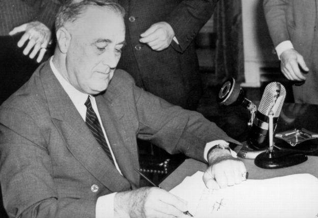 Президент Франклин Рузвельт подписывает Закон «О выборочной подготовке и службе». 