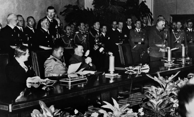 Подписание трехстороннего пакта: Иоахим фон Риббентроп, Галеаццо Чиано и Сабуро Курусу.