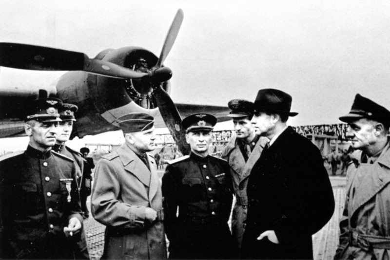 Посол США в СССР А. Гарриман и представители американского и советского командования на авиабазе под Полтавой. 4 апреля 1944 г.