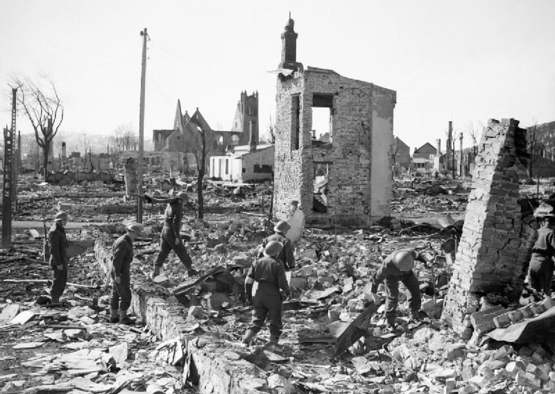 Британские солдаты в разрушенном немецкой авиацией Намсусе. 
