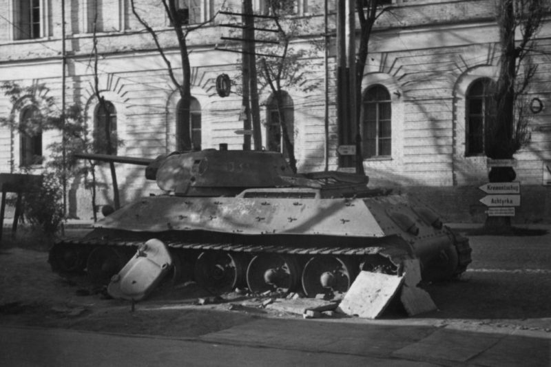 Поврежденный Т-34 у Кадетского корпуса. Сентябрь 1941 г.