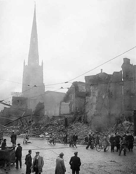 Церковь Святой Троицы после авианалёта. Ноябрь 1940 г. 