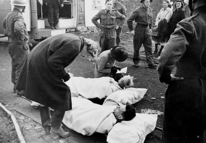 Идентификация спасателями раненных. 15 ноября 1940 г.