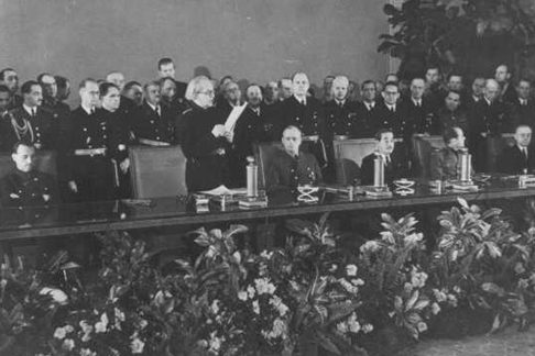 Премьер-министр Войтех Тука во время подписания протокола о вступлении Словакии в Тройственный союз. 