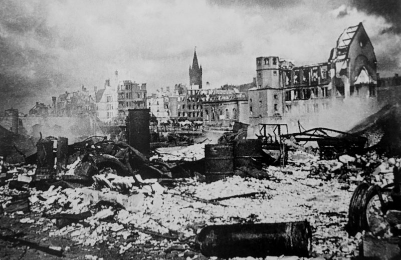 Центр Кенигсберга, разрушенный бомбардировками британской авиации. Август 1944 г.