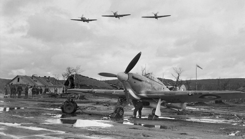 Истребители «Hawker Hurricane» на аэродроме в Ваенга.