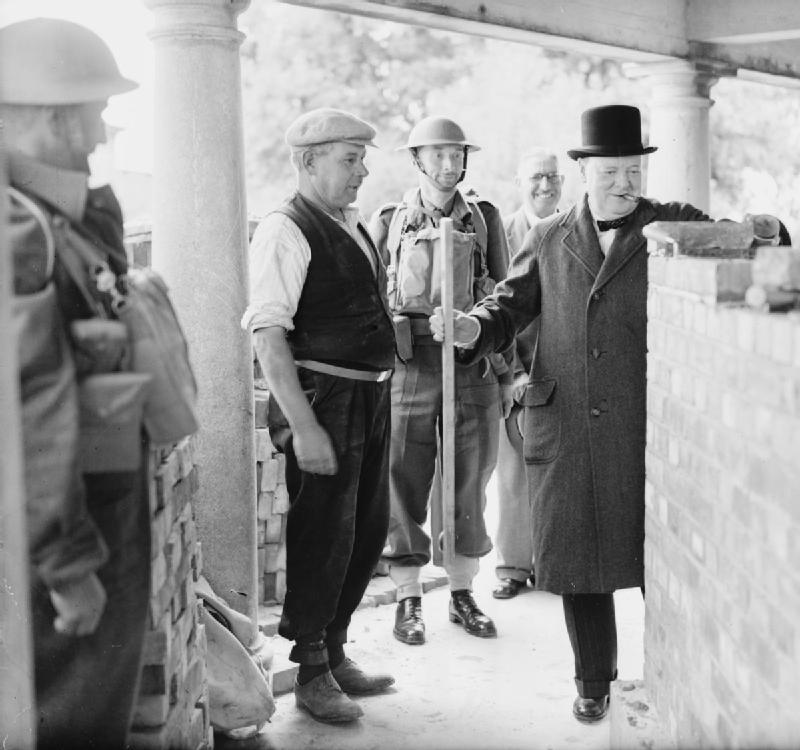 Уинстон Черчилль на строительстве ДОТа в Кэнфорд-Клиффс во время визита в Южное командование. 17 июля 1940 г.