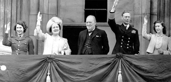Черчилль и королевская семья в День Победы. 8 мая 1945 г.