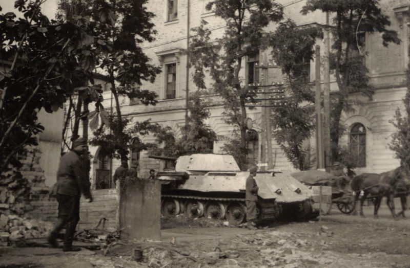 Поврежденный Т-34 у Кадетского корпуса. Сентябрь 1941 г.