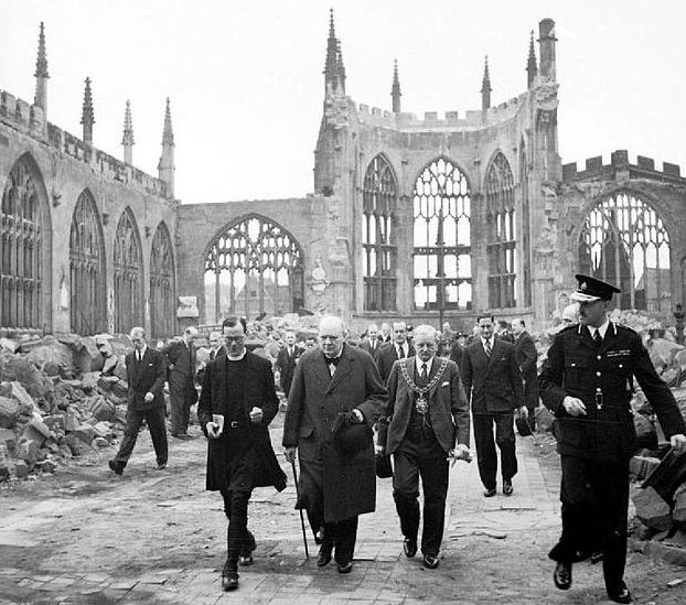 Уинстон Черчилль посещает руины собора Святого Михаила. 1941 г. 