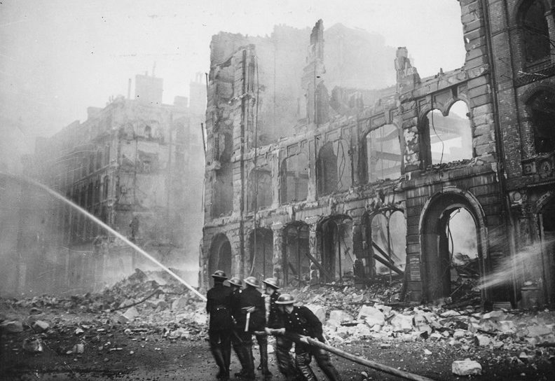 Пожарные Ковентри тушат пожары утром 15 ноября 1940 г. 