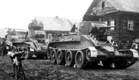 Советские танки БТ-5 в пригороде Гродно. 