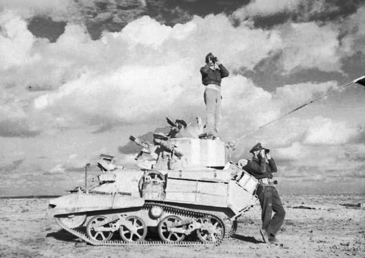 Экипаж британского легкого танка Mk VIB под Тобруком. 