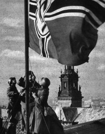 Солдаты Вермахта вывешивают немецкий флаг на Краковом. Сентябрь 1939 г.