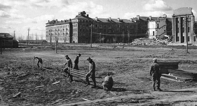 Обустройство аэродрома в Полтаве. 1944 г. 