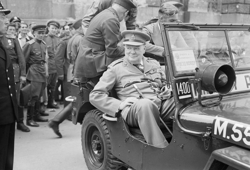 Уинстон Черчилль у Рейхстага во время поездки по разрушенному городу Берлину. 16 июля 1945 г.