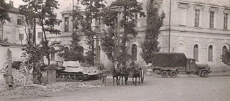 Поврежденный Т-34 у Кадетского корпуса. Сентябрь 1941 г. 