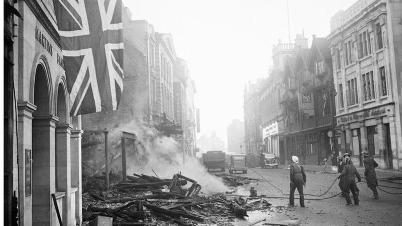 Пожарные Ковентри тушат пожары утром 15 ноября 1940 г.