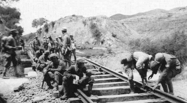 Разрушение китайцами полотна железной дороги.