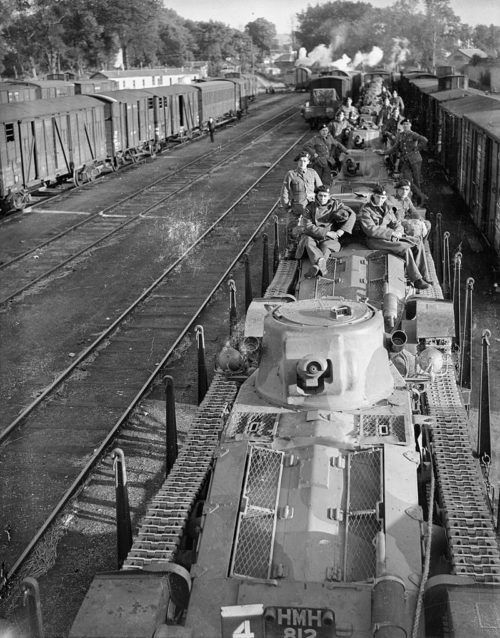 Танки Matilda Mk-I 4-го Королевского танкового полка перевозят из Шербура в Амьен. 28 сентября 1939 г.