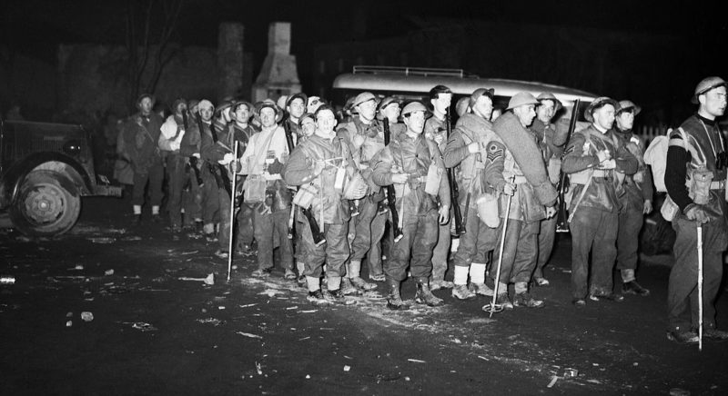 Британские солдаты у причала ожидают эвакуации с Норвегии.
