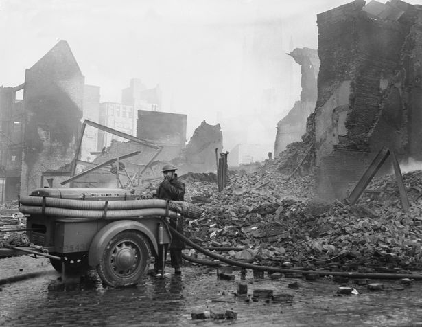 Пожарные Ковентри тушат пожары утром 15 ноября 1940 г. 
