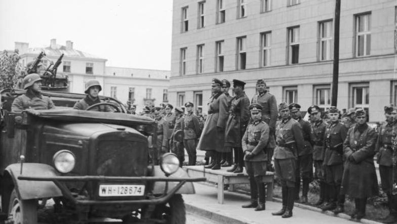 Немецкий генерал Хайнц Гудериан и советский комбриг Семён Кривошеин на трибуне во время прохождения немецких войск в Бресте.