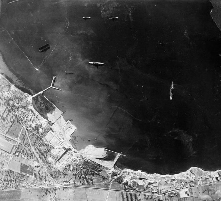 Вид военно-морской база в Таранто после авианалета.