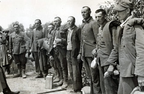 Пленные польские солдаты. 