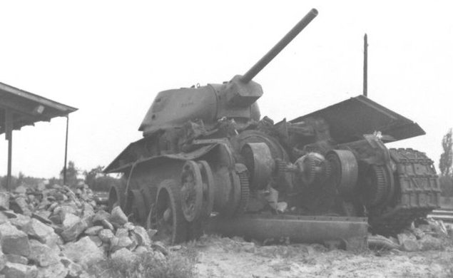 Танк Т-34, подбитый в районе Киевского вокзала. Сентябрь 1941 г.