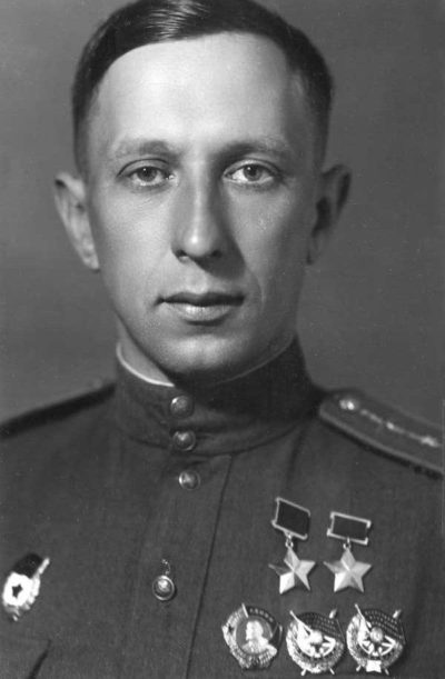 Дважды Герой Советского Союза капитан Осипов. 1944 г.